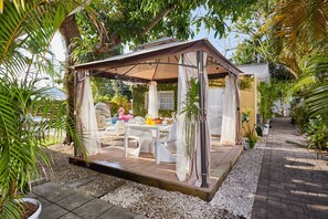 Outdoor dining - Luxury 4BR Oasis–Private Pool, Cabana & Concierge Hosting Family & Pet-Friendly (El Portal)