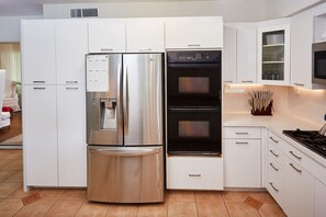 Geladeira, micro-ondas, fogão, cooktop