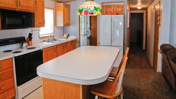 Een koelkast, een magnetron, een oven, een kookplaat