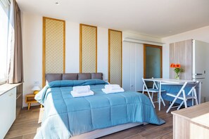 Stúdíóíbúð með útsýni (1 Bedroom - Doppia Deluxe- Camera 5) | 1 svefnherbergi, vinnuaðstaða fyrir fartölvur, rúmföt