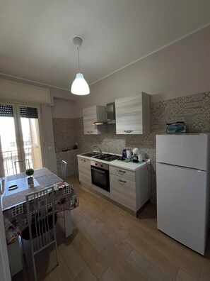 Kylskåp, ugn, kaffe- och tebryggare och vattenkokare