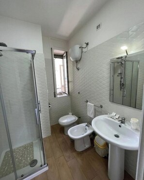 Dusch, hårtork, bidé och handdukar