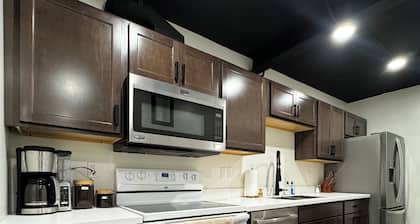 Canalside Downtown Suite! Bridge views, walking path and near MTU