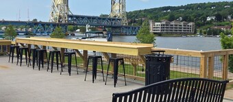 Canalside Downtown Suite! Bridge views, walking path and near MTU
