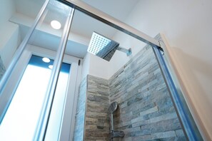 Doccia, asciugacapelli, bidet, asciugamani