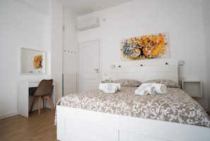 4 soverom, skrivebord, strykejern/-brett og reiseseng for barn