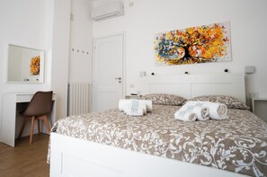 4 bedrooms, desk, iron/ironing board, travel crib - Toto's house with panoramic terrace. (Napoli)