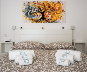 4 Schlafzimmer, Schreibtisch, Bügeleisen/Bügelbrett, Reisekinderbett