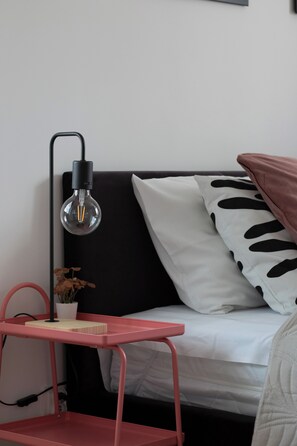 1 bedroom, desk, laptop workspace, bed sheets - Apartment Heart of Szczecin by Renters (Szczecin)