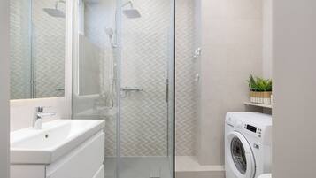 Apartment, 1 Schlafzimmer, Balkon | Badezimmer | Dusche, Handtücher