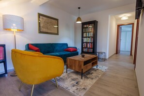 TV, books - AMARELO the YELLOW room (Feteira)