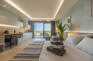 Habitación de lujo doble, vistas al mar | Baño | Ducha y cabezal de ducha tipo lluvia