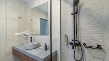 Luxury Double Room, Sea View | Bathroom | Shower, rainfall showerhead, free toiletries, hair dryer