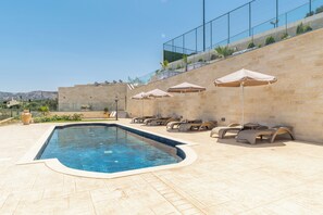 Una piscina al aire libre de temporada
