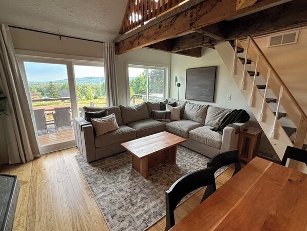 Smart-TV, Kamin, Bücher