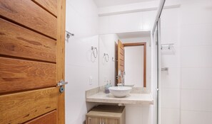 Appartement | Badkamer | Een douche, een haardroger, handdoeken, zeep