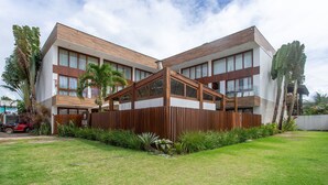 Un edificio moderno a due piani con ampie finestre e un terrazza in legno.