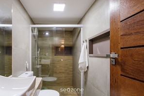 Basic Apartment | Bathroom | Shower, hair dryer, towels, soap
