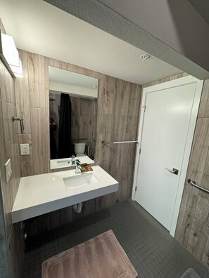 Ducha, secador de pelo, toallas, jabón