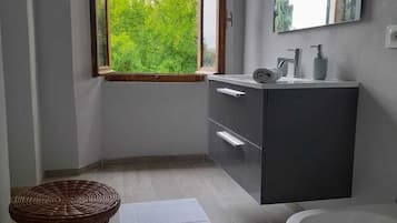 Dusche, Haartrockner, Bidet, Handtücher
