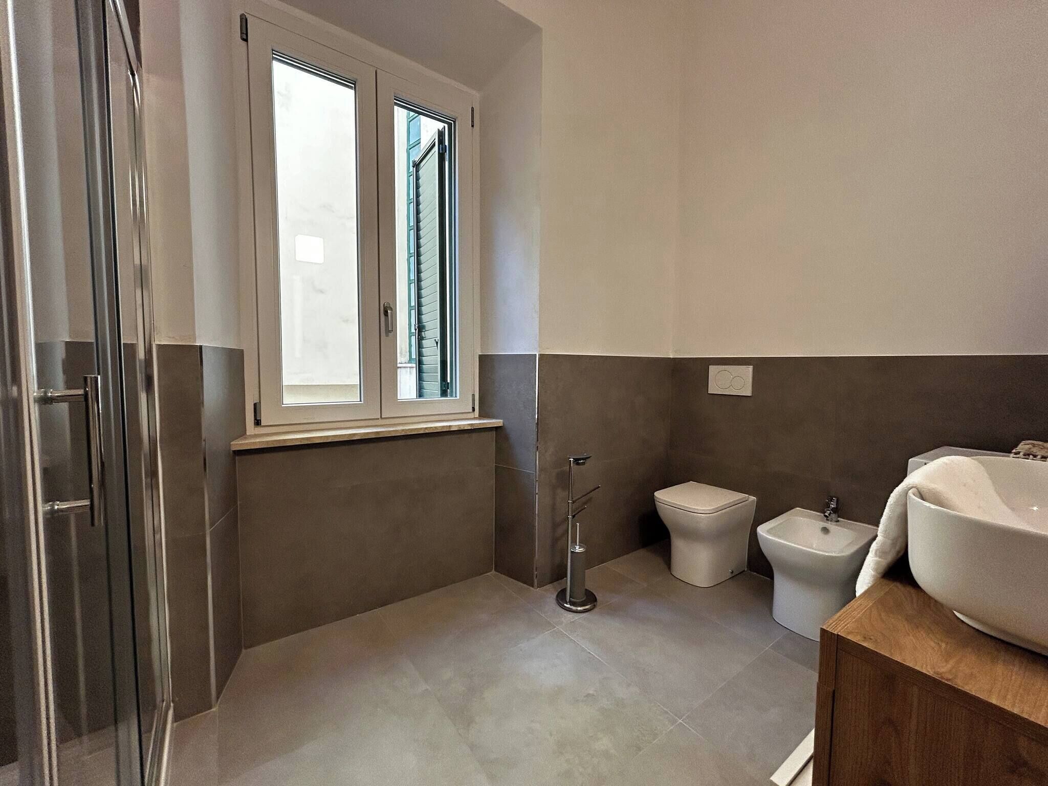 Une salle de bain moderne équipée d’une douche, de toilettes et d’un lavabo.