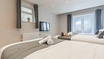 2 bedrooms, iron/ironing board, internet, bed sheets