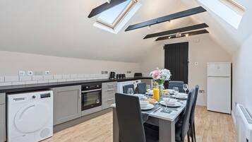 Fridge, oven, stovetop, dishwasher