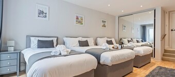 Stylish 2 Bed Home near Gatwick