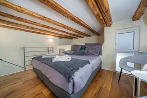 2 quartos, escrivaninha, Wi-Fi de cortesia, roupa de cama