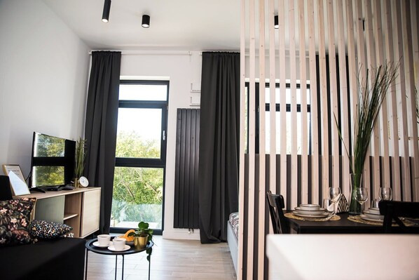 Flat-screen TV - EASY RENT Apartments -BUSINESS CENTER 41 (Lublin)