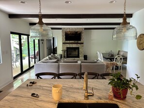 Smart TV, table tennis