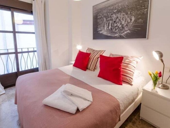 3 bedrooms, iron/ironing board, internet, bed sheets