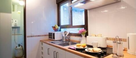 Réfrigérateur, four à micro-ondes, surface de cuisson, lave-vaisselle