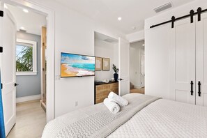 4 bedrooms, iron/ironing board, free WiFi, bed sheets - New Luxury Home with Beach Views and Pool, 1 min to Beach - Siena Sky (Anna Maria)