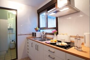 Frigorífic, microones, placa de cuina i rentaplats