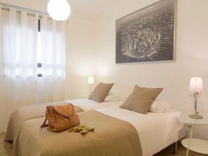 3 bedrooms, iron/ironing board, internet, bed sheets