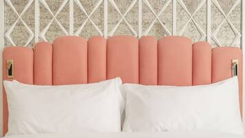 Ein Bett mit Kopfteil an einer Wand mit geometrischem Muster.