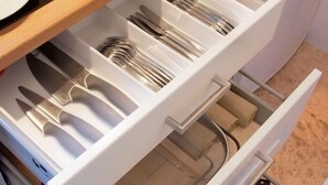 Keittiönlaatikko, jossa on useita lokeroita ruokailuvälineille.