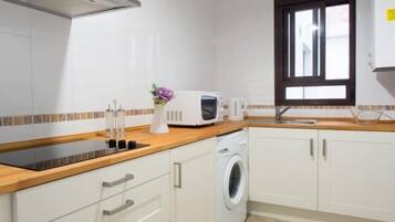 Jääkaappi, mikroaaltouuni, kahvin-/teenkeitin, leivänpaahdin