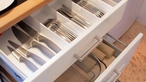 A kitchen drawer with utensils organized in compartments. - Duque 4 · Standard Apartment without Terrace · 2 Bedrooms · 2 Bathrooms (Córdoba)