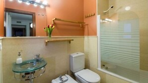 A bathroom with a glass sink, a toilet, and a shower with a glass door. - Duque 4 · Standard Apartment without Terrace · 2 Bedrooms · 2 Bathrooms (Córdoba)