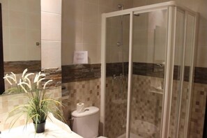 Douche, sèche-cheveux, serviettes fournies