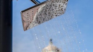 A showerhead with water flowing into the air. - Duque 3 · Apartment with Terrace · 2 Bedrooms · 2 Bathrooms (Córdoba)