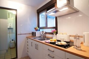 Kühlschrank, Mikrowelle, Herdplatte, Wasserkocher mit Kaffee-/Teezubehör