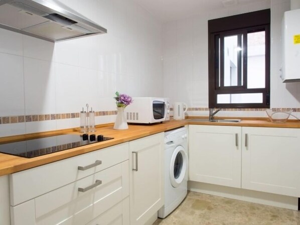 Kühlschrank, Mikrowelle, Geschirrspüler