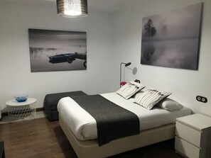 Een strijkplank/strijkijzer, internet, beddengoed