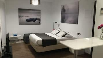 Een strijkplank/strijkijzer, internet, beddengoed