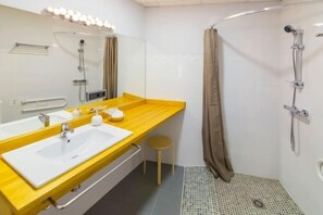 Een douche, een haardroger, handdoeken