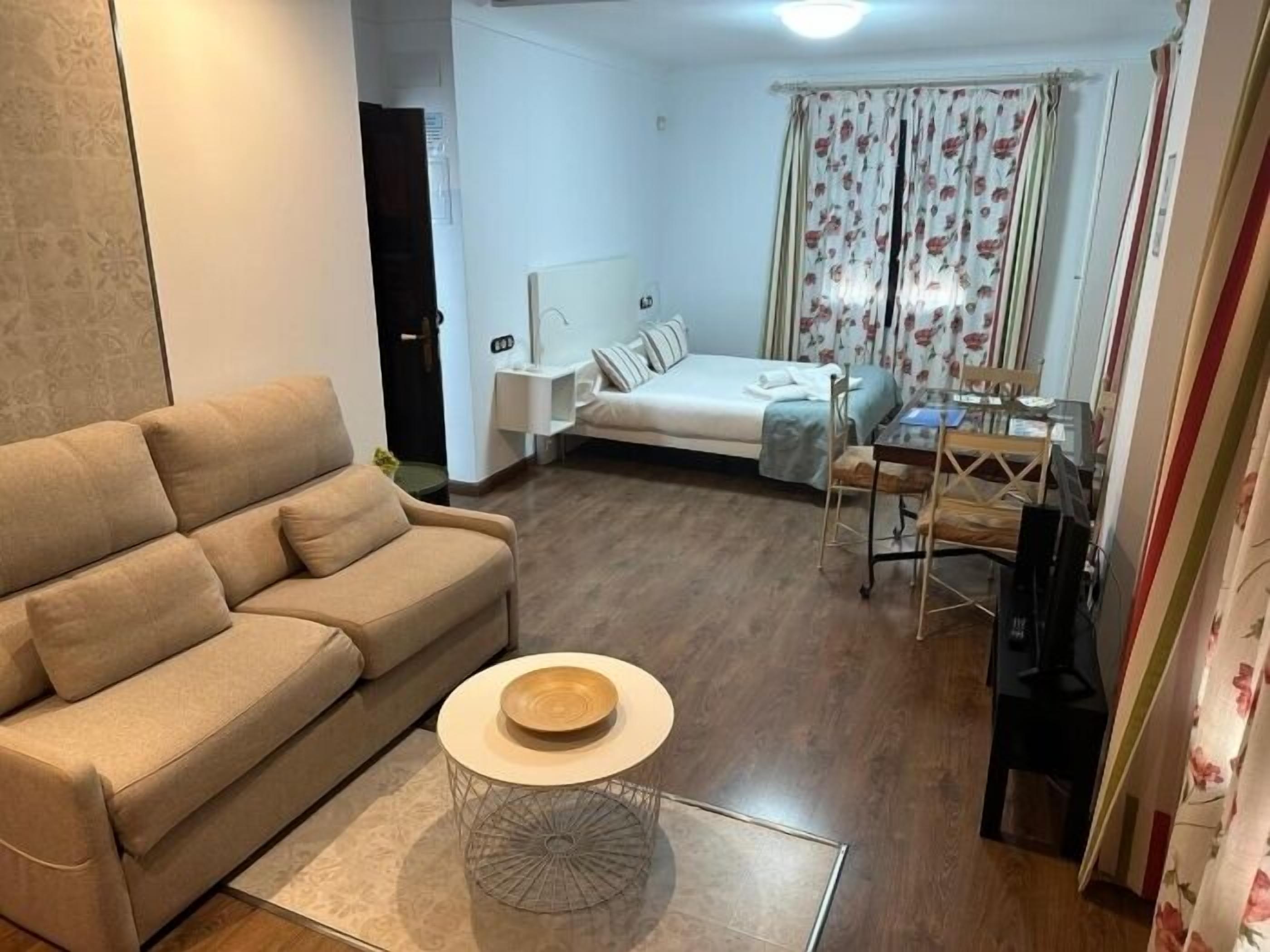 Een strijkplank/strijkijzer, internet, beddengoed