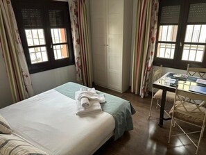 Iron/ironing board, Internet, bed sheets